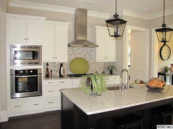 4th image of 4697 Mirror Lake Dr