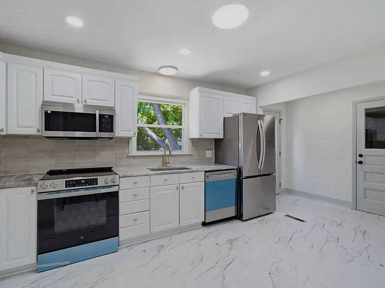 7138 Craig St — Photo 2