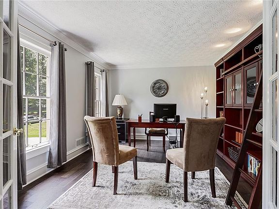 4th image of 2633 Forest Way NE