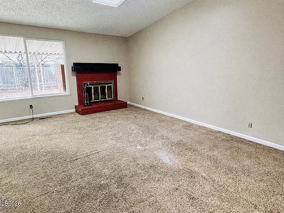 4th image of 889 Glen Molly Dr