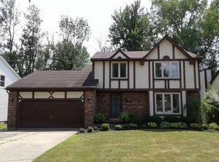 90 Mapleleaf Dr, Williamsville, NY 14221