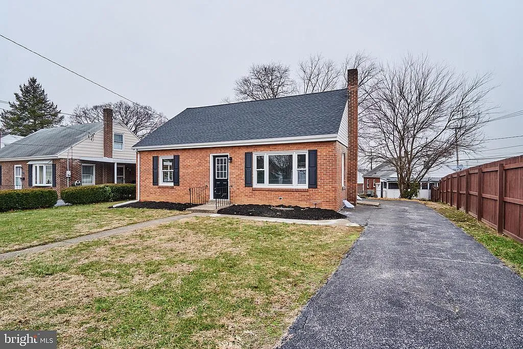 419 E Green St photo 1
