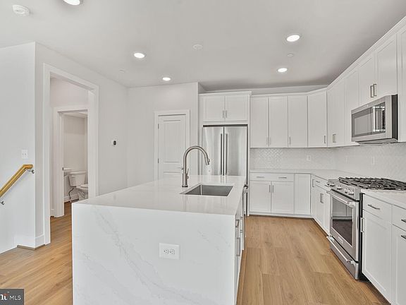 4th image of 4977 Eisenhower Ave