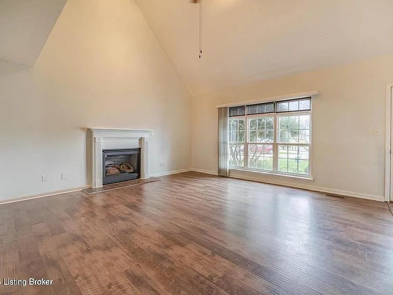 11302 Sullivan Ct — Photo 2