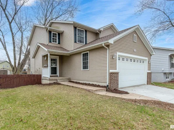 3233 Somerset Dr, Bettendorf, IA 52722
