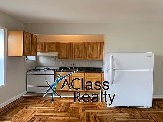 1st image of 2558 35th St #2