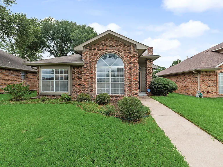 605 English Oak St — Photo 1