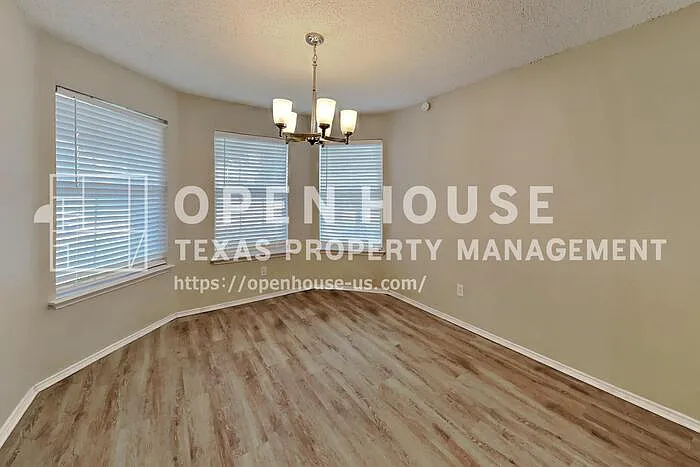 1022 Halifax Ln — Photo 8