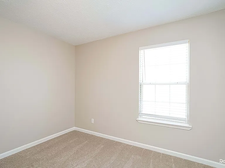 1105 Heather Dr — Photo 9