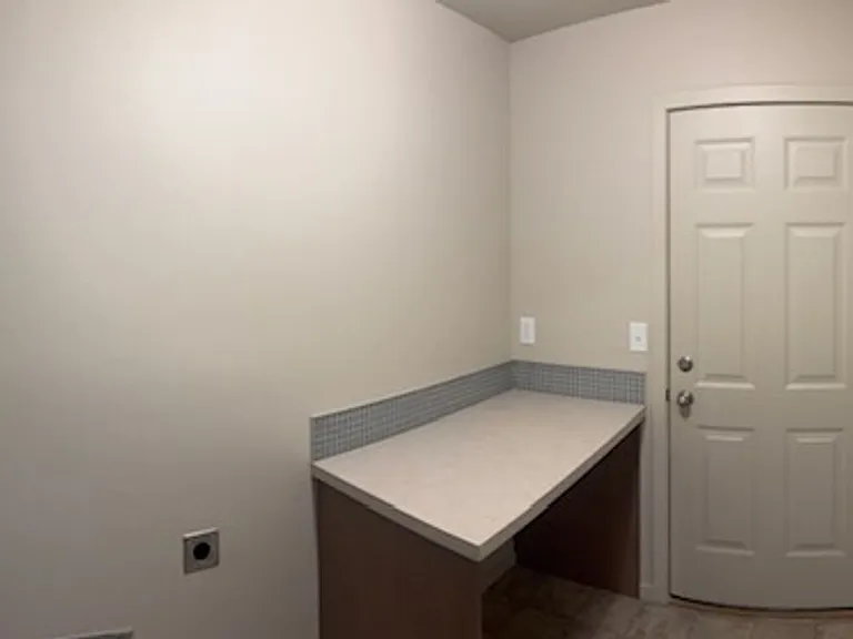 510-512 S Moen St — Photo 7