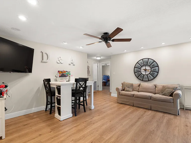878 Evergreen Ave — Photo 10