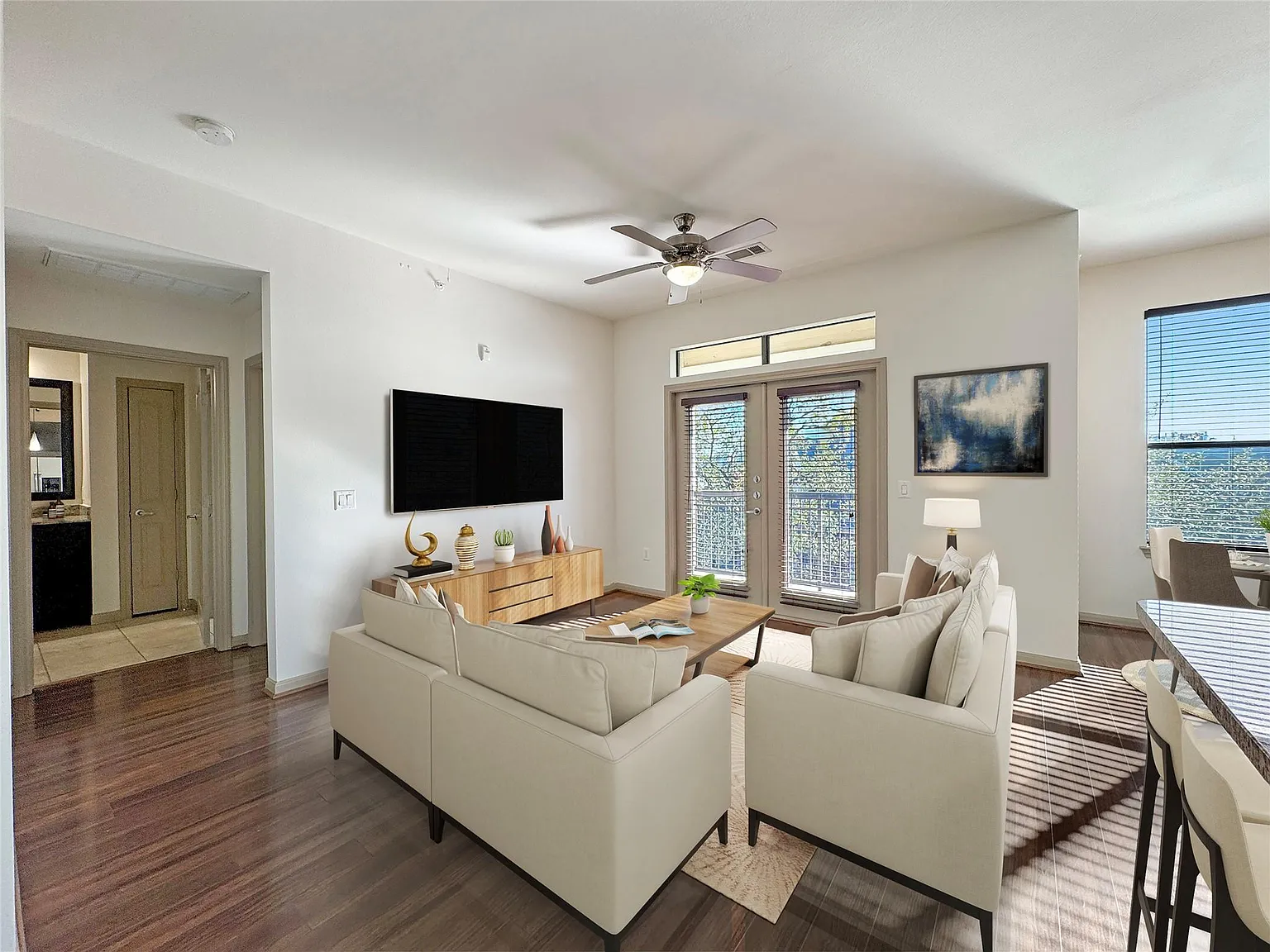 1 bed, 1.0 bath, 810 sqft, $1,521 — Photo 1