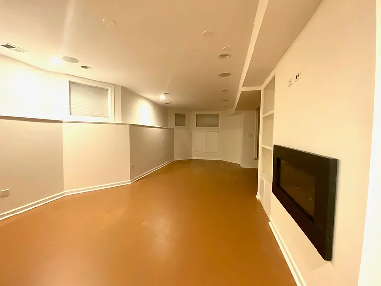 2441 N Mozart St — Photo 30