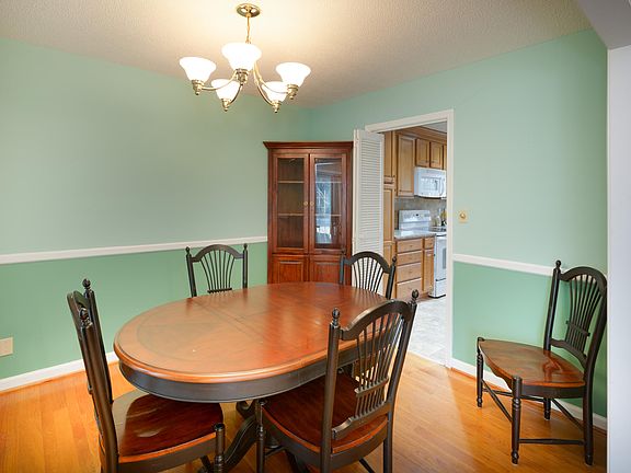 4th image of 758 Larkwood Rd