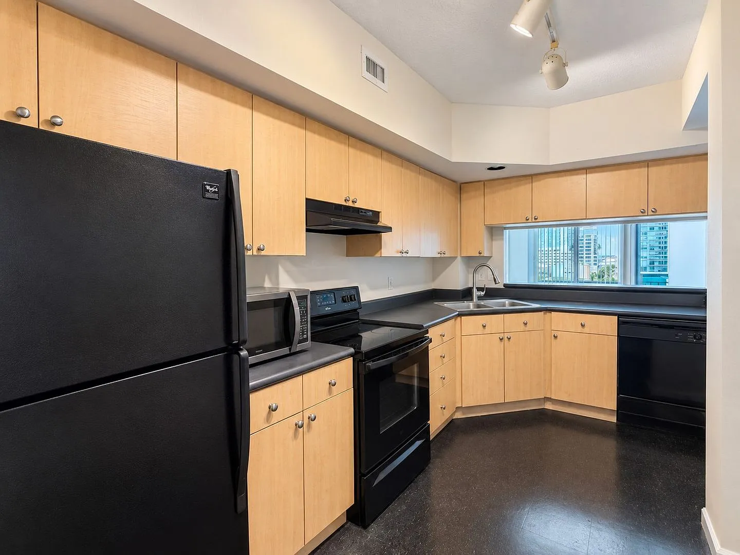Available Now - Downtown Orlando — Photo 3