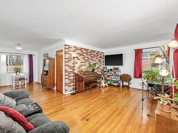 4th image of 17 Ireland Ave