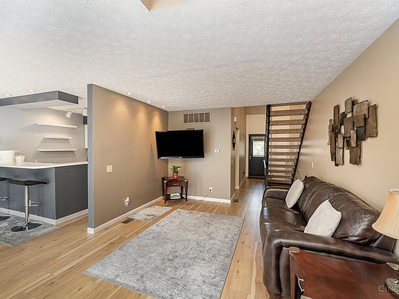 5th image of 11 Evergreen Cir