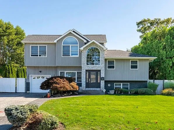 215 Sherry St, East Islip, NY 11730