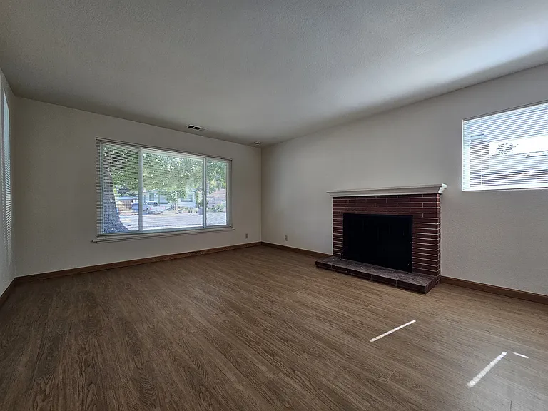 284 Grove Way — Photo 5