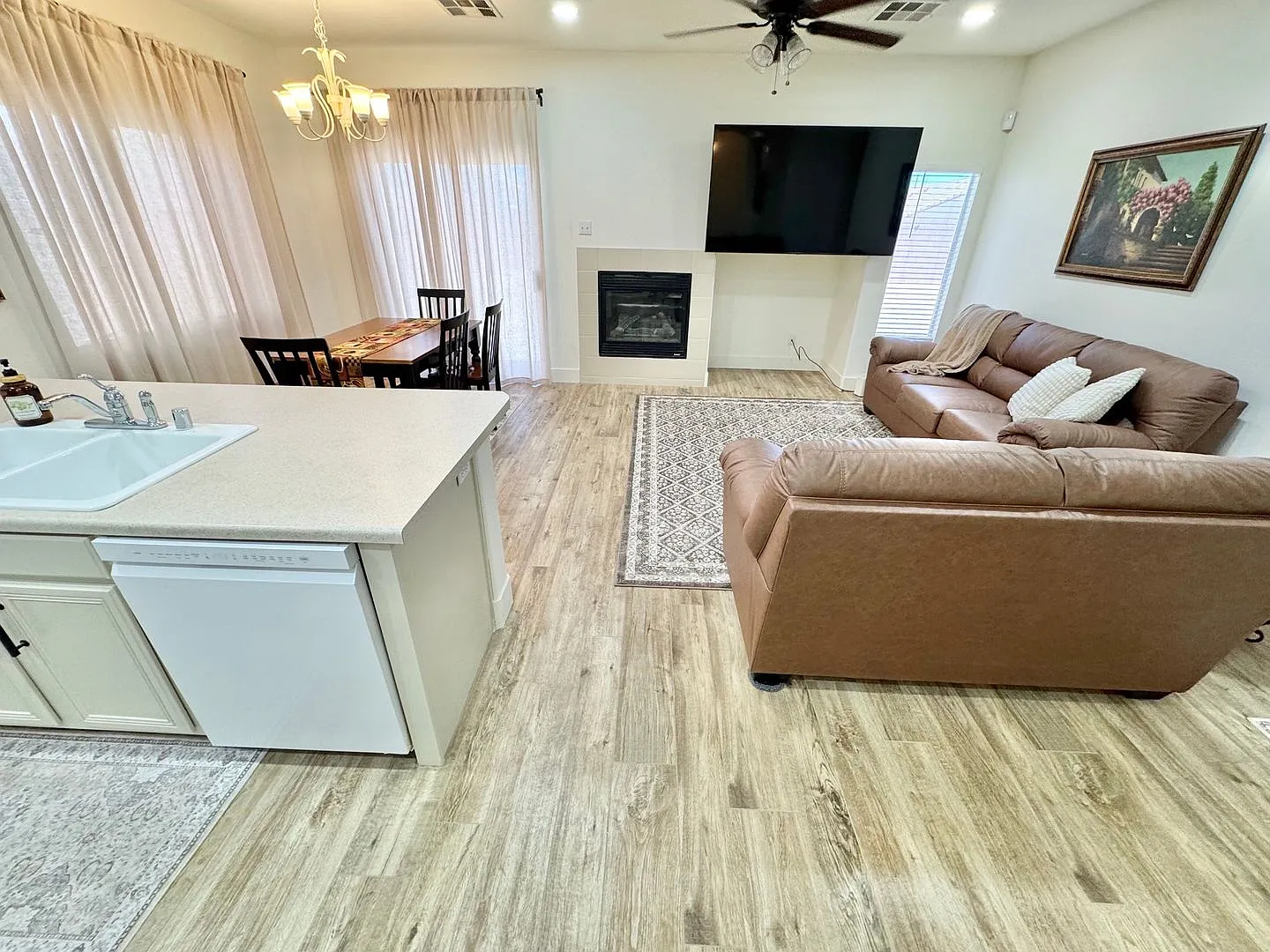 Beautiful Fully Furnished Southwest Las Vegas Home In A Prime Location — Photo 3