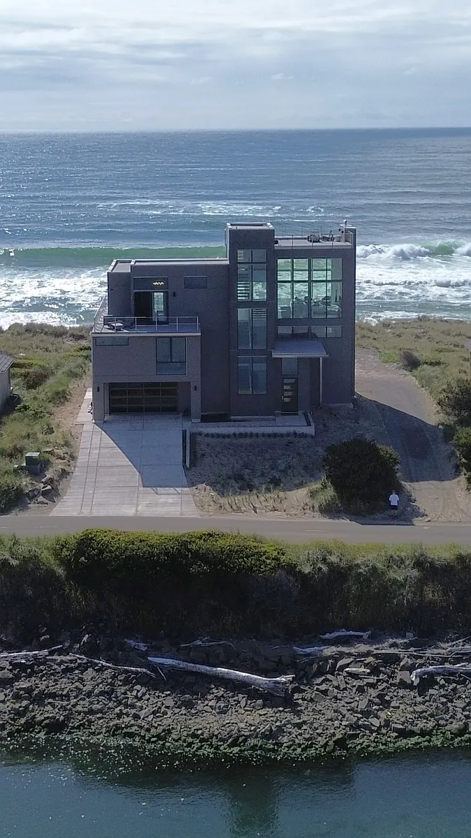 Building Photo - 373 Salishan Dr