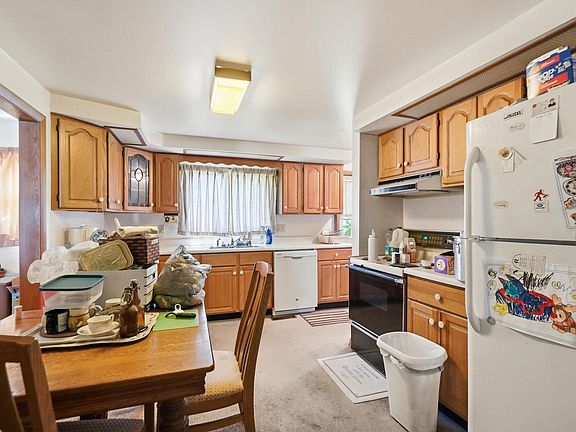 3rd image of 209 W Plum St