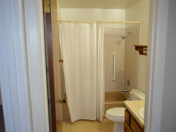 5th image of 978 NE Baldwin Dr