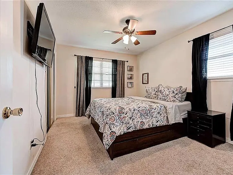 704 Crestmoor Dr — Photo 13