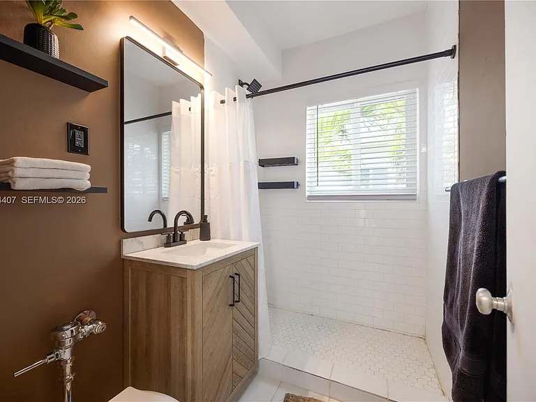1110 Venetian Way #2B — Photo 11