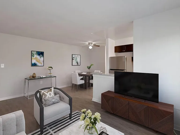 South Pointe Apartments — Photo 9