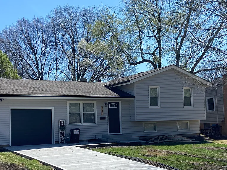 313 NE Florence Ave — Photo 1