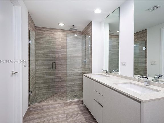 3rd image of 1010 Brickell Ave Unit 1402