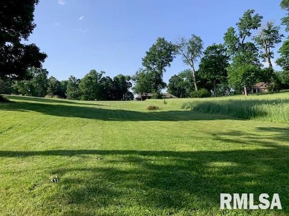 3 Governors Dr, Elkhart, IL 62634