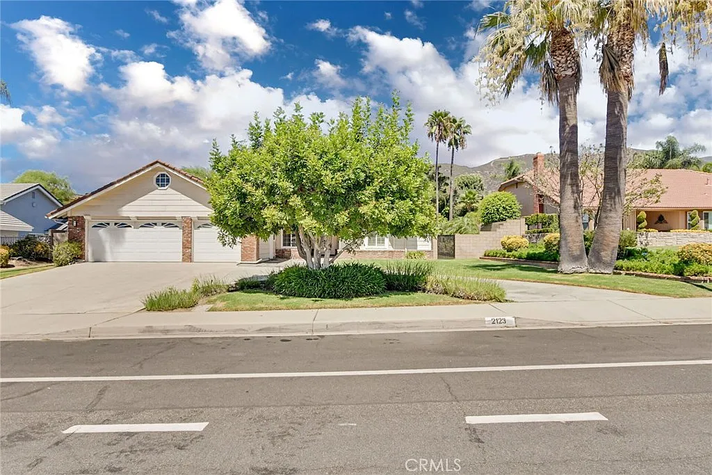 3 bed, 2479 sqft, $5,200 — Photo 3