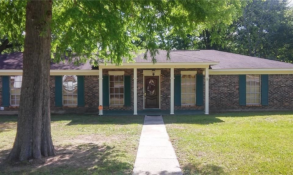 Very nice unique floor plan with 3 bedroom ,3 baths. Choose your master. One even has it's own private entry.