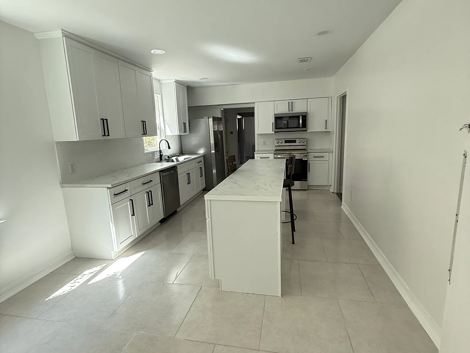 5 bed, 4.5 bath, 3600 sqft, $4,500 — Photo 3