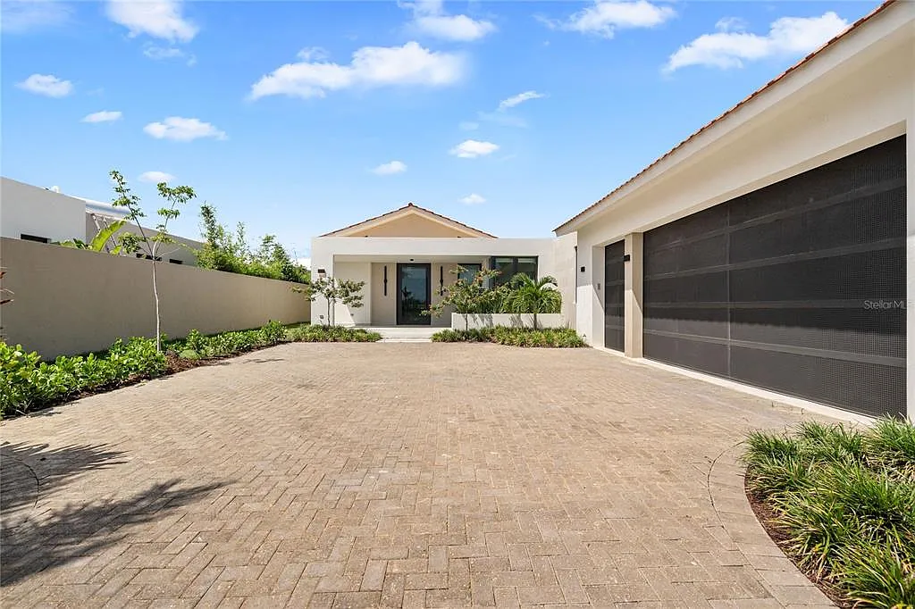 5 bed, 10.0 bath, 4900 sqft, $19,900 — Photo 3