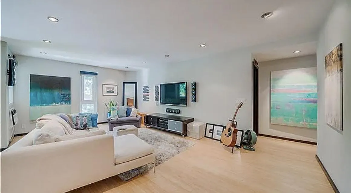 2 bed, 1110 sqft, $6,200 — Photo 1
