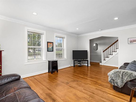 5th image of 1048 N Woodlawn Ave