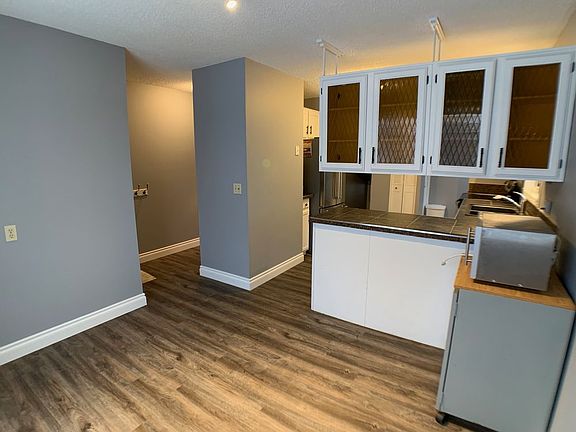 3rd image of 172 Fullerton Dr