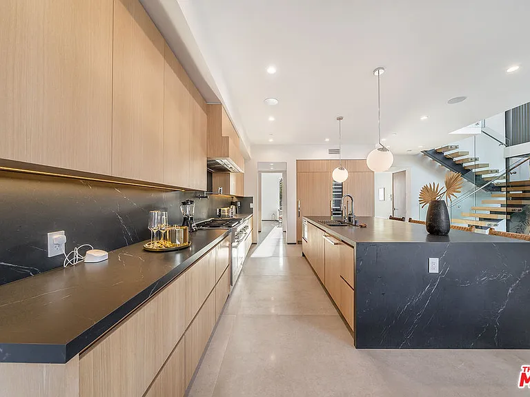 200 N Doheny Dr — Photo 40