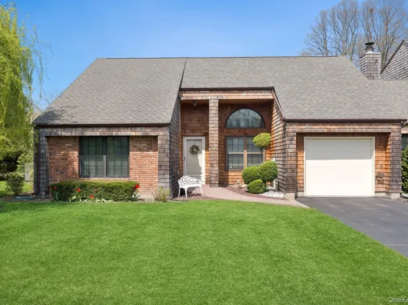 165 Baywoods Lane, Bay Shore, NY 11706