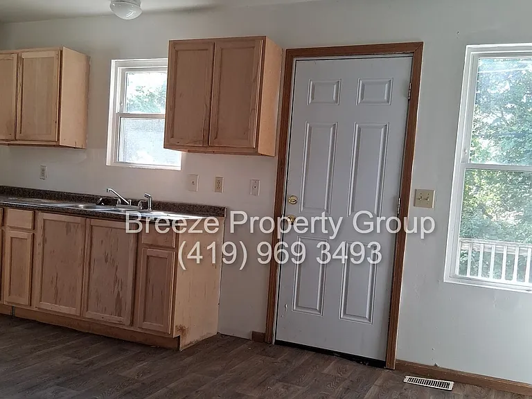 201 W Chalmers Ave — Photo 7