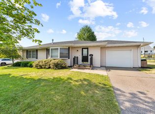 40 Geneva Dr, Muscatine, IA 52761