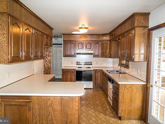 3rd image of 285 Topaz Dr