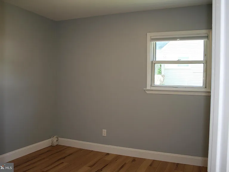 124 Stratford Ave — Photo 11
