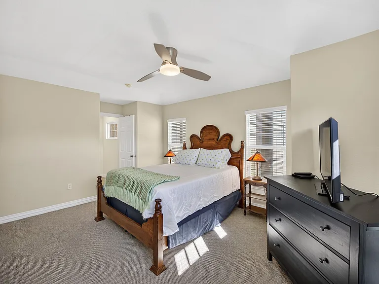 2933 Lawrence St — Photo 40