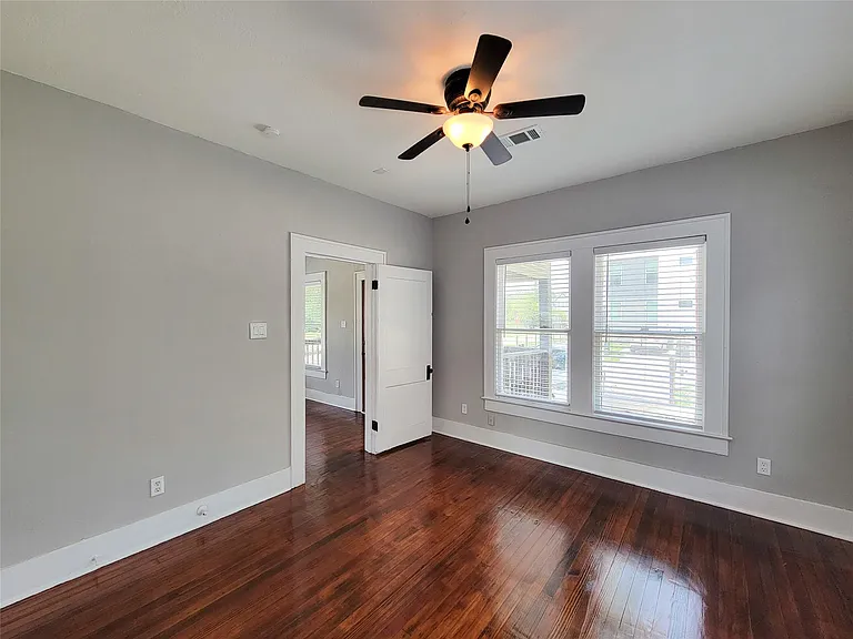 802 E 39th St — Photo 26