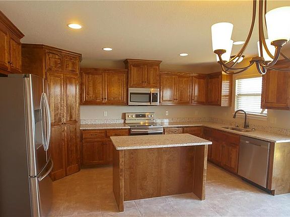 5th image of 1302 NW Highview Dr