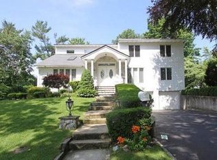 59 Parkview Dr, Albertson, NY 11507